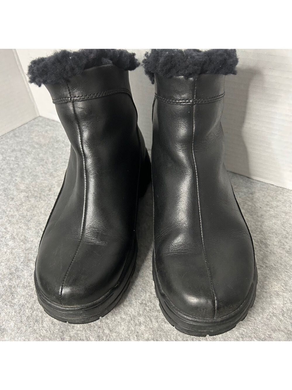 UGG Womens Black Fleece Lined Ankle Sheepskin Boots Zip On Sz 6US